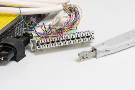 91601585-sistema-de-telefonía-ip-panel-de-conexión-de-cableado-telefónico-con-cables-de-pares-trenzados-para